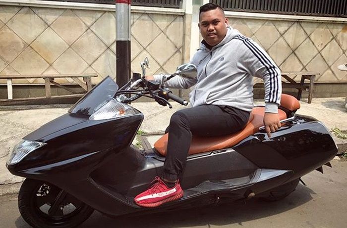 Ajudan Pribadi Akbar di atas motor Yamaha MAXAM