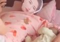 Anaknya Menangis, Ayah Ini Buat Topeng dengan Wajah Istri Sembari Kenakan Piyamanya, Simak Kekonyolan Trik Asuh Anak Lainnya!