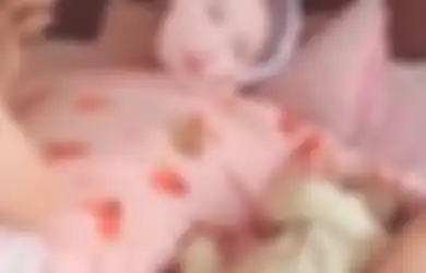 Anaknya Menangis, Ayah Ini Buat Topeng dengan Wajah Istri Sembari Kenakan Piyamanya, Simak Kekonyolan Trik Asuh Anak Lainnya!
