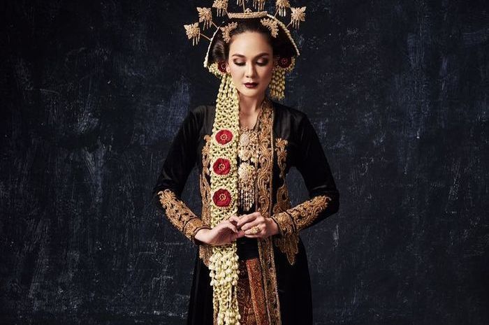 Luna Maya dalam balutan busana penganten Jawa.