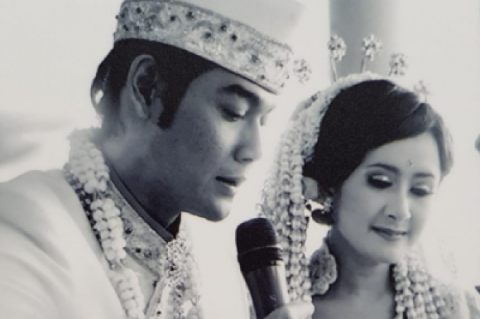 Rayakan ulang tahun pernikahan ke-10, Widi Mulia beri kado lagu untuk Dwi Sasono