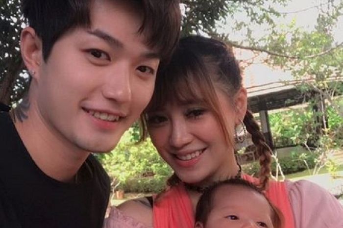 Cara Istri Lee Jeong Hoon, Moa Aeim, Gendong Bayinya Bikin