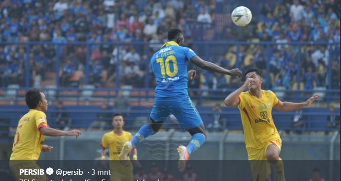 Lompatan striker Persib, Ezechiel N'Douassel di antara duo piler bertahan Bhayangkara FC, Jajang Mulyana (kanan) dan M Fatchu Rochman pada pekan keenam Liga 1 2019 di Stadion Si Jalak Harupat, Soreang, Kabupaten Bandung pada 30 Juni 2019.
