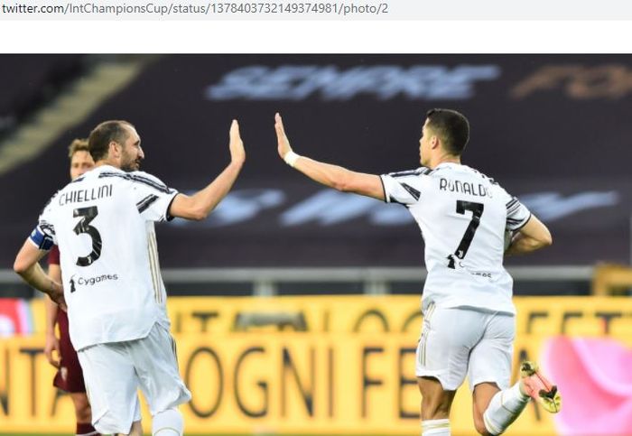 Megabintang Juventus, Cristiano Ronaldo, merayakan gol bersama Giorgio Chiellini dalam laga Liga Italia kontra Torino di Stadion Olimpico Grande Torino, Sabtu (3/4/2021).