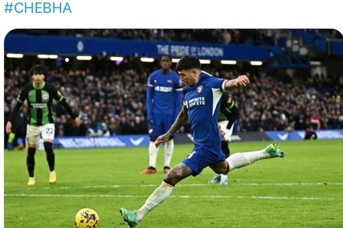 Gelandang Chelsea, Enzo Fernandez, mencetak gol tendangan penalti ke gawang Brighton &amp; Hove Albion pada pekan ke-14 Liga Inggris di Stadion Stamford Bridge, Minggu (3/12/2023).