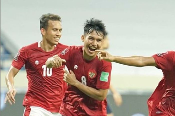 Egy Maulana Vikri dan Witan Sulaeman selebrasi saat membela Timnas Indonesia kontra Thailand dalam Kualifikasi Piala Dunia 2022 di Stadion Al-Maktoum, Dubai, UEA, Kamis (3/6/2021) malam waktu setempat atau Jumat dini hari WIB.