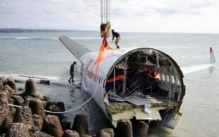 Beredar Foto Yang Disebut Bangkai Pesawat Lion Air Jatuh Dan