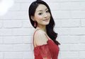 6 Gaya Chic dan Charming Natasha Wilona Pakai Outfit Merah. Kece!