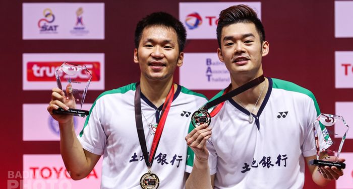 Pasangan ganda putra Taiwan, Lee Yang/Wang Chi-Lin, berpose dengan medali emas serta plakat juara Thailand Open II 2021 di Impact Arena, Bangkok, Thailand, Minggu (24/1/2021).