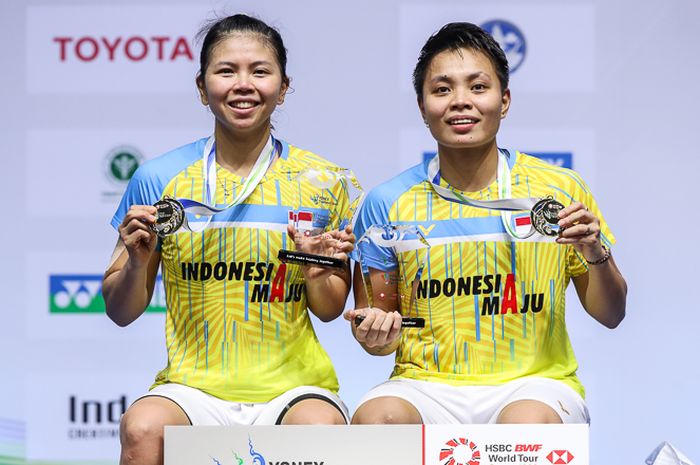 Pasangan ganda putri Indonesia, Greysia Polii/Apriyani Rahayu berpose setelah menjadi juara pada Thailand Open I 2021 di Impact Arena, Bangkok, Thailand, Minggu (17/1/2021)