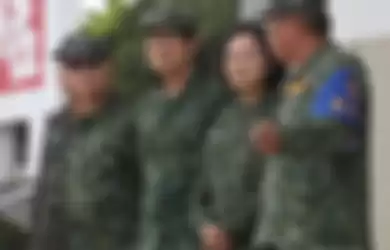 Presiden Taiwan Tsai Ing-wen (kedua dari kanan) saat meninjau kesiapan militer negaranya