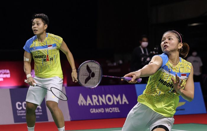 Aksi pasangan ganda putri, Greysia Polii/Apriyani Rahayu, pada semifinal Thailand Open II 2021 di Impact Arena, Bangkok, Thailand, 23 Januari 2021.