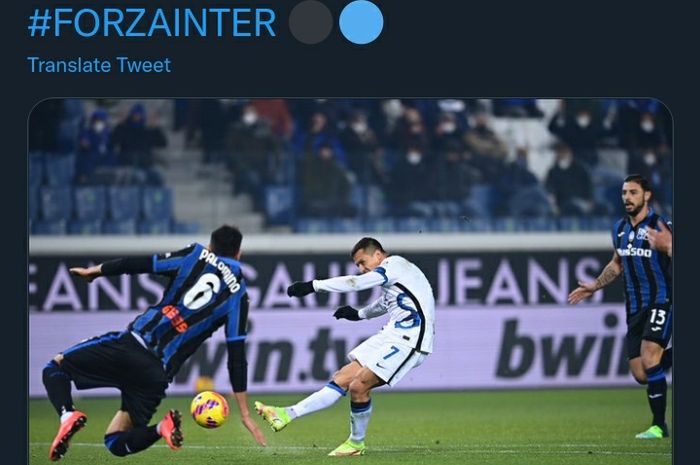 Striker Inter Milan, Alexis Sanchez, dalam aksinya melawan Atalanta pada laga lanjutan Liga Italia di Stadion Gewiss, Minggu (16/1/2022).