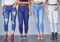 Nggak Bikin Mati Gaya, Inilah Model Celana Jeans yang Cocok untuk Pemilik Paha Besar!