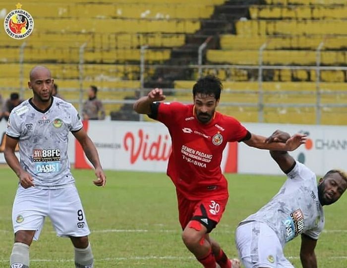 Gelandang Semen Padang, Jose Sardon, berebut bola dengan pemain Tira-Persikabo pada laga tunda pekan keempat Liga 1 2019.