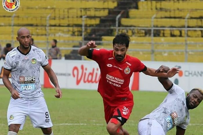 Gelandang Semen Padang, Jose Sardon, berebut bola dengan pemain Tira-Persikabo pada laga tunda pekan keempat Liga 1 2019.