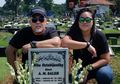 Kunjungi Makam Istri, Indro Warkop Ungkap Satu Permintaan Haru