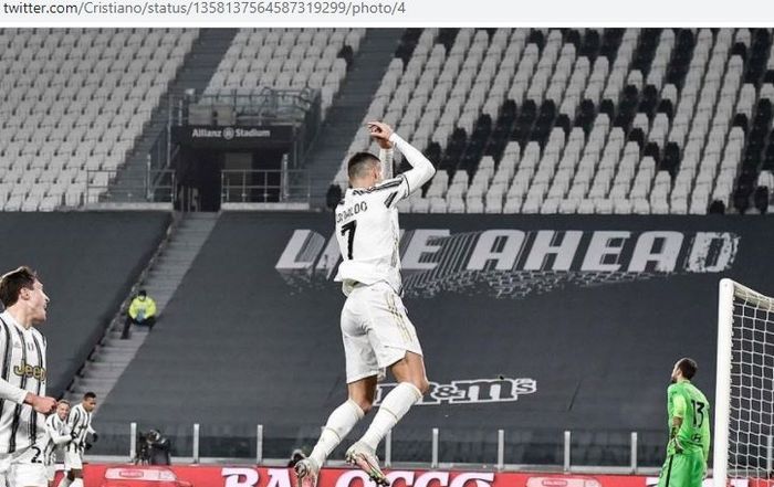 Megabintang Juventus, Cristiano Ronaldo, merayakan gol yang dicetak ke gawang AS Roma dalam laga Liga Italia di Stadion Allianz, Sabtu (6/2/2021).