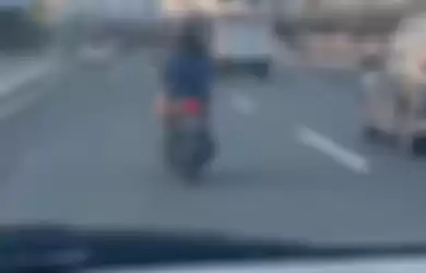 Pengendara Motor Ini Masuk Jalan Tol Angke