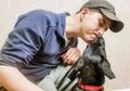 'Tidak Membutuhkan Kata-kata untuk Saling Memahami,' Kisah Haru Pria Tunarungu dan Anak Anjing Tuli yang Saling Jatuh Cinta di Pandangan Pertama
