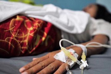 Seorang pasien demam berdarah menjalani perawatan di Rumah Sakit Umum Daerah (RSUD) Cengkareng, Jakarta Barat, Rabu (3/2/2016).