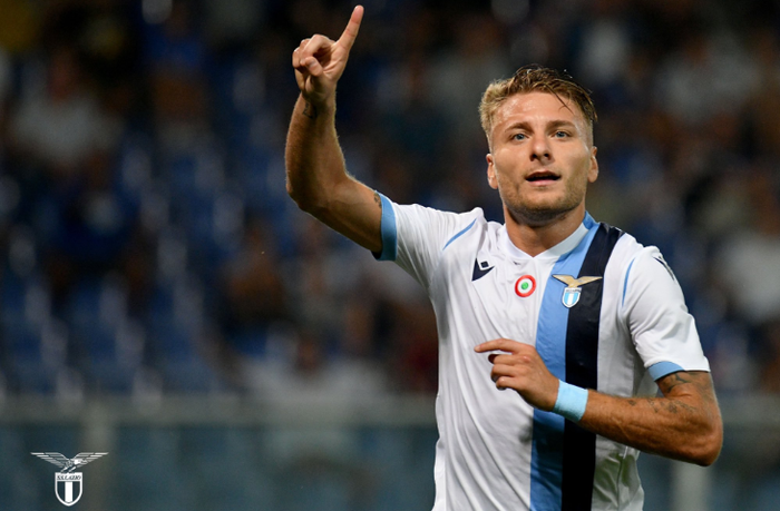 Striker Lazio, Ciro Immobile, merayakan gol yang dicetaknya ke gawang Sampdoria dalam laga Liga Italia, Senin (26/8/2019), di Stadion Luigi Ferraris.