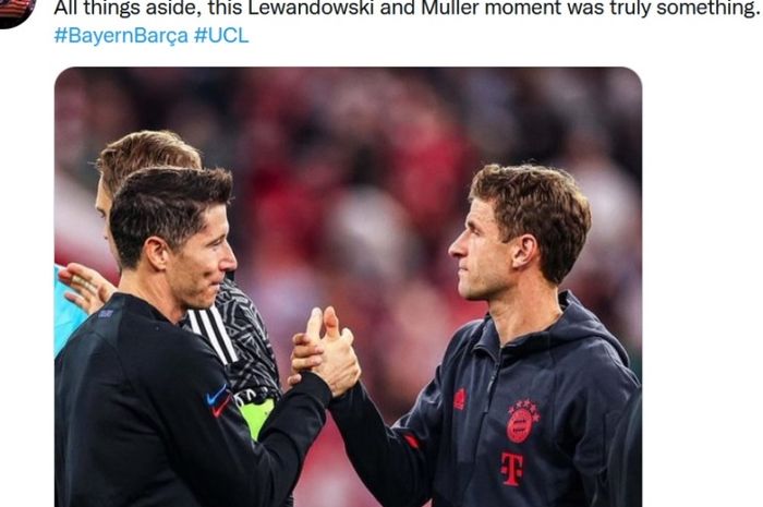 Momen antara Robert Lewandowski dan Thomas Mueller sebelum duel Bayern Muenchen vs BArcelona di Liga Champions 2022-2023.