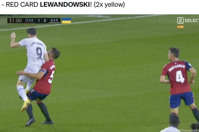Pelanggaran Robert Lewandowski kepada bek Osasuna yang melahirkan kartu merah.