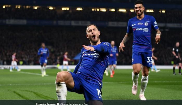 Winger Chelsea, Eden Hazard, merayakan golnya dengan Emerson Palmieri dalam laga pekan ke-33 Liga Inggris kontra West Ham United di Stadion Stamford Bridge, 8 April 2019.