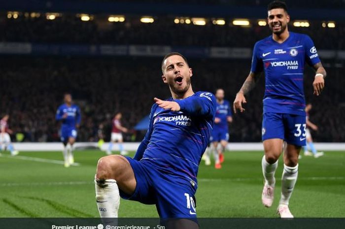 Winger Chelsea, Eden Hazard, merayakan golnya dengan Emerson Palmieri dalam laga pekan ke-33 Liga Inggris kontra West Ham United di Stadion Stamford Bridge, 8 April 2019.