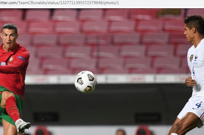 Megabintang timnas Portugal, Cristiano Ronaldo, melepaskan tembakan dalam laga Liga A Grup 3 UEFA Nations League kontra timnas Prancis di Estadio da Luz, Sabtu (14/11/2020).