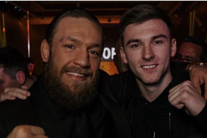 Ketika Conor McGregor (kiri) dan Kieran Tierney (kanan) berpose bersama. 