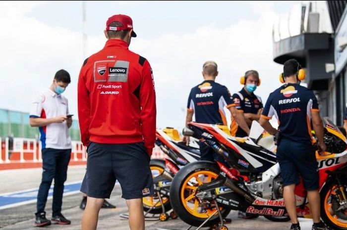 Pembalap Ducati Lenovo, Jack Miller saat mengamati motor RC213V milik Honda dalam sesi tes MotoGP 2021 di Misano.