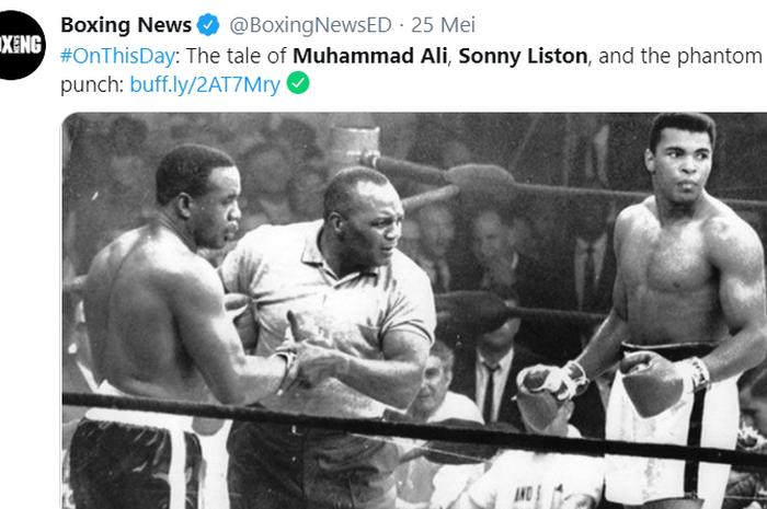 Muhammad Ali (kanan) dan Sonny Liston (kiri) bertarung untuk kedua kalinya. Dalam duel tersebut, Ali menang atas Liston dengan TKO pada ronde pertama pada 25 Mei 1965.  