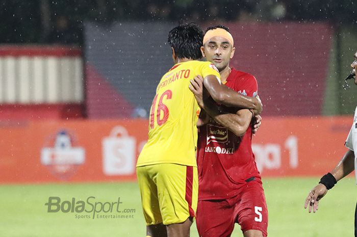 Otavio Dutra mendapatkan penjagaan ketat oleh Achmad Jufriyanto, ketika laga Bhayangkara FC malawan Persija Jakarta di Stadion PTIK, Melawai, Jakarta Selatan (14/3/2020)