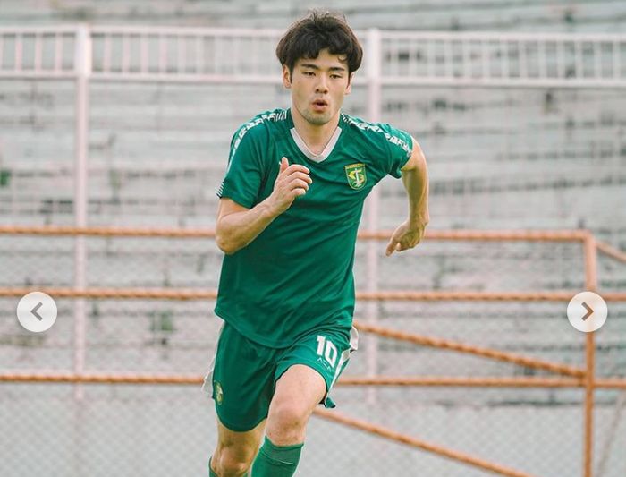Pemain asing Persebaya Surabaya, Taisei Marukawa, saat menjalani latihan perdana secara terpisah dengan Bajul Ijo, Selasa (1/6/2021).