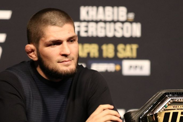 Eks jagoan, Khabib Nurmagomedov turut terseret dalam tragedi tendangan ilegal yang terjadi di UFC 259 Minggu (7/3/2021).