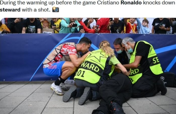 Cristiano Ronaldo tak sengaja menggebok petugas lapangan sebelum laga Young Boys vs Manchester United.