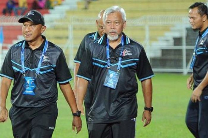 Pelatih Rahmad Darmawan (kiri) dan asistennya, Satya Bagja saat melatih T-Team FC.