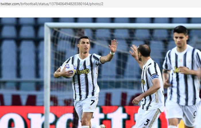 Megabintang Juventus, Cristiano Ronaldo, merayakan gol bersama Giorgio Chiellini dalam laga Liga Italia kontra Torino di Stadion Olimpico Grande Torino, Sabtu (3/4/2021).