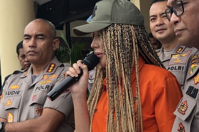 Tampak Kebingungan saat Jalani Sidang, Lucinta Luna Nyatakan Tak Keberatan atas Dakwaan Jaksa