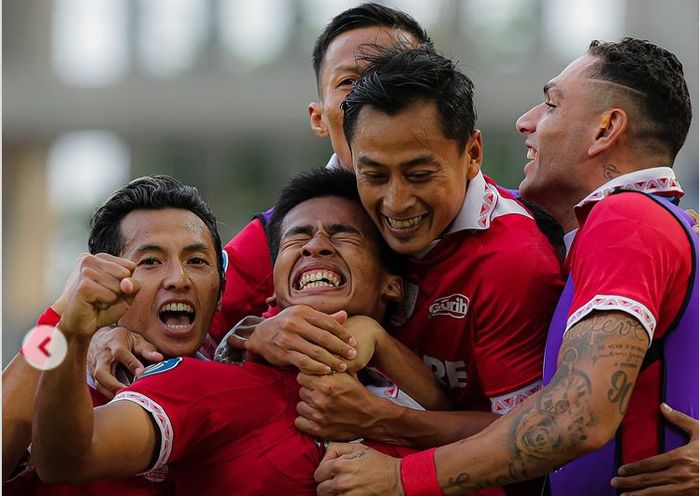 Para pemain Persis Solo saat melakukan selebrasi setelah Irfan Jauhari mencetak gol ke gawang PSM Makassar dalam laga pekan ke-11 Liga 1 2022-2023 di Stadion Manahan, Solo, Kamis (29/9/2022).