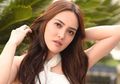Body Goals Bikin Salfok, Intip Gaya Seksi Shandy Aulia Pakai Crop Top di Tengah Salju saat Liburan Nataru