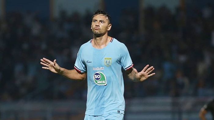 Striker Persela Lamongan, Alex dos Santos Goncalves, melakukan selebrasi setelah mencetak gol ke gawang Kalteng Putra pada pekan kedelapan Liga 1 2019.