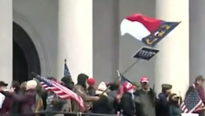 Bendera Merah Putih Terlihat Di Gedung Capitol Dalam Kerusuhan Demonstrasi Amerika Serikat Punya Indonesia Atau Bukan Semua Halaman Intisari