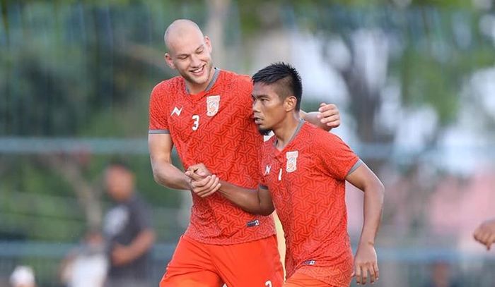 Pemain Borneo FC, Jan Lammers dan Wildansyah, saat melakoni laga uji coba melawan Askot PSSI Bontang di Stadion Bessai Berintan, Bontang, Kamis (4/4/2019).