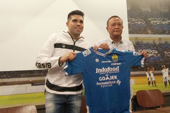 Komisaris Utama PT Persib Bandung Bermartabat (PBB) Zaenuri Hasyim saat memperkenalkan Fabiano Beltrame sebagai amunisi baru Persib di Graha Persib pada Sabtu (23/3/2019).