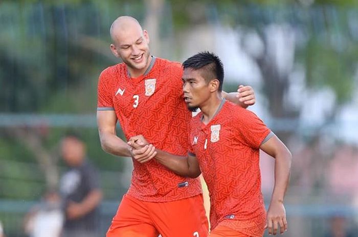 Pemain Borneo FC, Jan Lammers dan Wildansyah, saat melakoni laga uji coba melawan Askot PSSI Bontang di Stadion Bessai Berintan, Bontang, Kamis (4/4/2019).