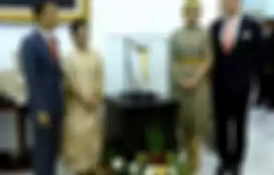 Raja Belanda Willem Alexander menyerahkan sebilah keris milik Pahlawan Nasional Pangeran Diponegoro kepada Presiden Joko Widodo. Keris itu diserahkan secara simbolis saat pertemuan Raja Willem dan Jokowi di Istana Kepresidenan Bogor, Jawa Barat, Selasa (10/3/2020). 