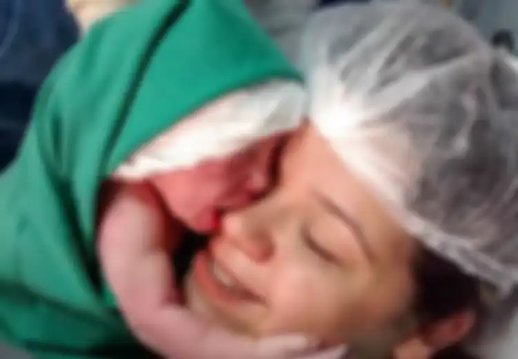 Saat Bayi Ini 'Menempel' dan Tidak Mau Lepas dari Ibunya, Suasana Kelahiran Berubah Haru
